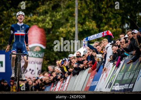 French Leo Bisiaux celebrates as he crosses the finish line to win the junior men race at the European Championships cyclocross cycling, Sunday 06 November 2022, in Namur, Belgium. BELGA PHOTO JASPER JACOBS Stock Photo