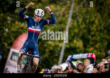 French Leo Bisiaux celebrates as he crosses the finish line to win the junior men race at the European Championships cyclocross cycling, Sunday 06 November 2022, in Namur, Belgium. BELGA PHOTO JASPER JACOBS Stock Photo