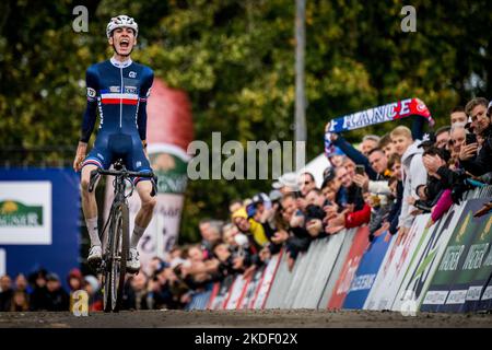 French Leo Bisiaux celebrates as he crosses the finish line to win the junior men race at the European Championships cyclocross cycling, Sunday 06 November 2022, in Namur, Belgium. BELGA PHOTO JASPER JACOBS Stock Photo