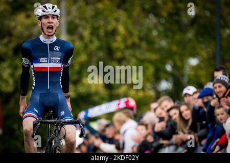 French Leo Bisiaux celebrates as he crosses the finish line to win the junior men race at the European Championships cyclocross cycling, Sunday 06 November 2022, in Namur, Belgium. BELGA PHOTO JASPER JACOBS Stock Photo