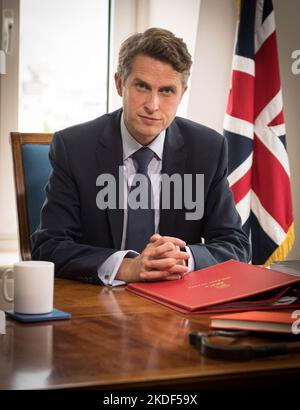 File photo dated 17/08/2020 of the then Secretary of State for Education Sir Gavin Williamson in his office at the Department of Education in Westminster, London. Prime Minister Rishi Sunak is under fire for bringing Sir Gavin Williamson back into the Government despite being warned that he was under investigation for allegedly bullying a female colleague. Issue date: Sunday November 6, 2022. Stock Photo