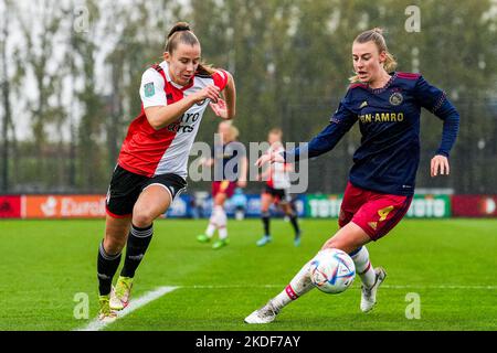 Rotterdam - Sophie Cobussen of Feyenoord V1, Lisa Doorn of Ajax Vrouwen during the match between Feyenoord V1 v Ajax V1 at Nieuw Varkenoord on 6 November 2022 in Rotterdam, Netherlands. (Box to Box Pictures/Tom Bode) Stock Photo