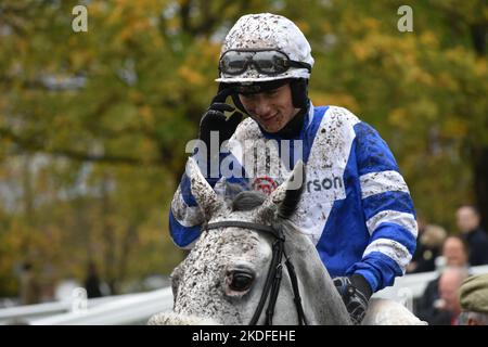London, UK. 6th Nov 2022. Freddie Gingell salutes the crowd in the winners enclosure after winning the 12.50 on Halo Des Obeaux at Sandown Park Racecourse, UK. Credit: Paul Blake/Alamy Live News. Stock Photo