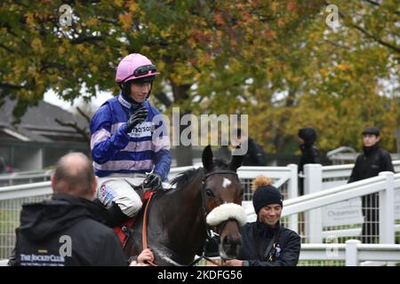 London, UK. 6th Nov 2022. Harry Cobden salutes the crowd in the winners enclosure after winning the 13.25 at Sandown Park Racecourse on Solo, UK. Credit: Paul Blake/Alamy Live News. Stock Photo