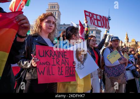 Barcelona, Spain. 05th Nov, 2022. Protesters hold placards expressing their opinions during the demonstration. Iranian community in Barcelona gathered in Plaza de Catalunya to demonstrate against the repression and brutality of the Islamic regime and the murder of people. Credit: SOPA Images Limited/Alamy Live News Stock Photo