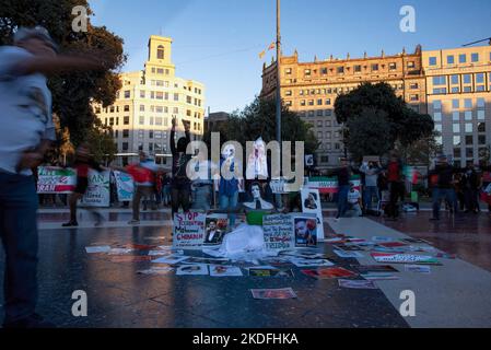 Barcelona, Spain. 05th Nov, 2022. Protesters seen gathering at Plaza de Catalunya during the demonstration. Iranian community in Barcelona gathered in Plaza de Catalunya to demonstrate against the repression and brutality of the Islamic regime and the murder of people. Credit: SOPA Images Limited/Alamy Live News Stock Photo