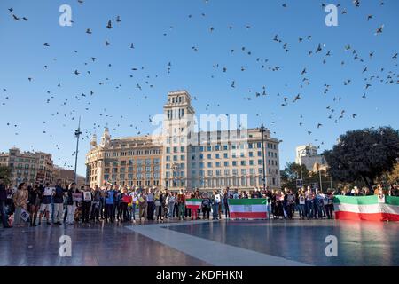 Barcelona, Spain. 05th Nov, 2022. Protesters seen gathering at Plaza de Catalunya during the demonstration. Iranian community in Barcelona gathered in Plaza de Catalunya to demonstrate against the repression and brutality of the Islamic regime and the murder of people. Credit: SOPA Images Limited/Alamy Live News Stock Photo