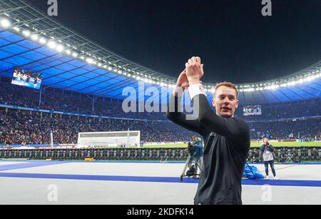 Berlin, Germany. 05th Nov, 2022. Manuel NEUER, goalkeeper FCB 1 final celebration in the match HERTHA BSC BERLIN - FC BAYERN MUENCHEN 2-3 1.German Football League on Nov 4, 2022 in Berlin, Germany. Season 2022/2023, matchday 13, 1.Bundesliga, FCB, München, 13.Spieltag Credit: Peter Schatz/Alamy Live News Stock Photo