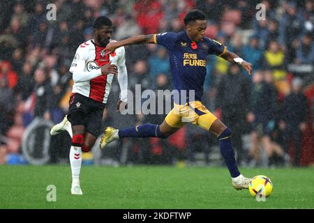 Newcastle United's Joe Willock (right) before scoring their side's third goal of the game during the Premier League match at St. Mary's Stadium, Southampton. Picture date: Sunday November 6, 2022. Stock Photo