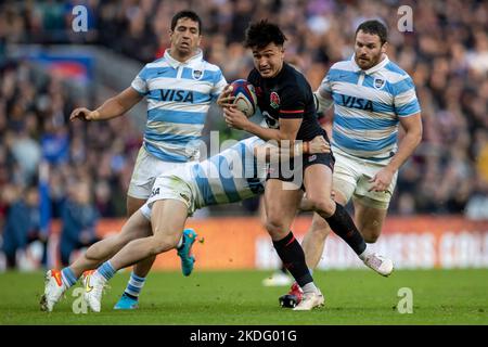 Twickenham, London, UK. 6th November 2022; Twickenham, London, England: Autumn Series international rugby England versus Argentina; Marcus Smith of England is tackled Credit: Action Plus Sports Images/Alamy Live News Stock Photo