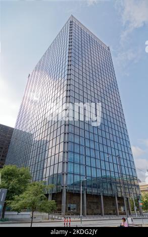 Anthony J. Celebrezze Federal Building, erected in 1966, had an