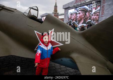 Moscow, Russia. 6th of November, 2022 Citizens visit an open-air museum dedicated to the history of the defense of Moscow in Red Square, Russia. The theatrical performance marks the 81st anniversary of a World War II historic parade in Red Square and honored the participants in the Nov. 7, 1941 parade who headed directly to the front lines to defend Moscow from the Nazi forces. The Polikarpov I-16 is a Soviet single-engine single-seat fighter aircraft is in the center. Nikolay Vinokurov/Alamy Live News Stock Photo