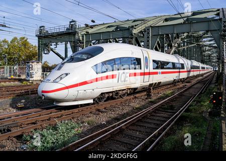 Nederlandse Spoorwegen ICE 3  high-speed train on the Hohenzollern Bridge in Cologne, Germany Stock Photo