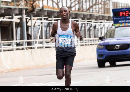 New York City, United States. 06th Nov, 2022. Evans Chebet (KEN) entering Harlem from the Bronx via the Madison Avenue Bridge during the 2022 TCS New York City Marathon. Credit: SOPA Images Limited/Alamy Live News Stock Photo