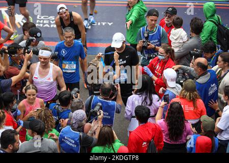 New York, United States. 06th Nov, 2022. Ashton Kutcher finishes the 2022 TCS New York City Marathon on November 06, 2022 in New York City. Credit: Brazil Photo Press/Alamy Live News Stock Photo