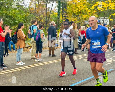 New York City, United States. 6th November, 2022. Runners in motion at the NYC Marathon in Manhattan. Credit: Ryan Rahman/Ģ����ý Live News Stock Photo