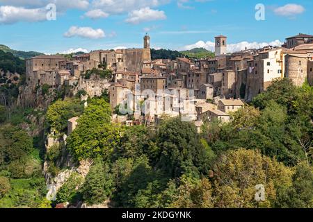 Medieval hill town of Sorano, Tuscany, Italy Stock Photo