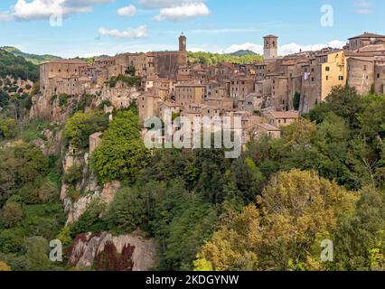 Medieval hill town of Sorano, Tuscany, Italy Stock Photo