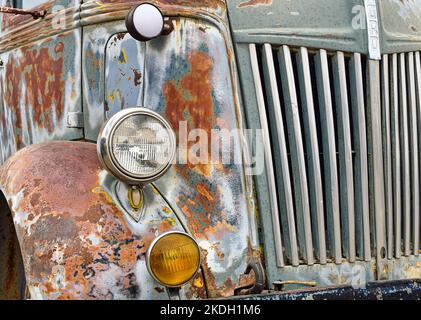Antique Car Patina and Grill from 70 years in the burning hot desert of the New Mexico sun Stock Photo