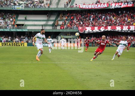 Curitiba, Parana, Brasil. 6th Nov, 2022. Brazilian Soccer Championship: Coritiba vs Flamengo. November 6, 2022, Curitiba, Parana, Brazil: Soccer match between Coritiba and Flamengo valid for the 36th round of Brazilian Soccer Championship, held at Couto Pereira stadium, in Curitiba, Parana, on Sunday (6). Coritiba team won by the score of 1-0, with a penalty goal scored by Alef Manga. As a result, the team remains among the elite of Brazilian Soccer. Credit: Edson de Souza/Thenews2 (Credit Image: © Edson De Souza/TheNEWS2 via ZUMA Press Wire) Stock Photo