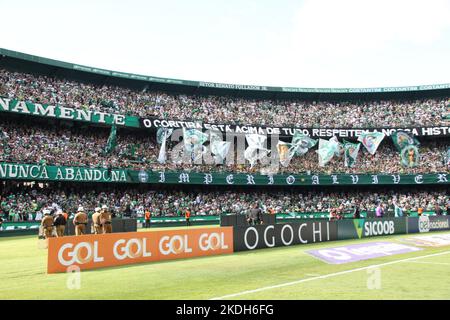 Curitiba, Parana, Brasil. 6th Nov, 2022. Brazilian Soccer Championship: Coritiba vs Flamengo. November 6, 2022, Curitiba, Parana, Brazil: Soccer match between Coritiba and Flamengo valid for the 36th round of Brazilian Soccer Championship, held at Couto Pereira stadium, in Curitiba, Parana, on Sunday (6). Coritiba team won by the score of 1-0, with a penalty goal scored by Alef Manga. As a result, the team remains among the elite of Brazilian Soccer. Credit: Edson de Souza/Thenews2 (Credit Image: © Edson De Souza/TheNEWS2 via ZUMA Press Wire) Stock Photo