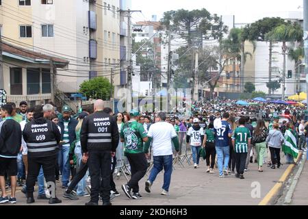 Curitiba, Parana, Brasil. 6th Nov, 2022. Brazilian Soccer Championship: Coritiba vs Flamengo. November 6, 2022, Curitiba, Parana, Brazil: Soccer match between Coritiba and Flamengo valid for the 36th round of Brazilian Soccer Championship, held at Couto Pereira stadium, in Curitiba, Parana, on Sunday (6). Coritiba team won by the score of 1-0, with a penalty goal scored by Alef Manga. As a result, the team remains among the elite of Brazilian Soccer. Credit: Edson de Souza/Thenews2 (Credit Image: © Edson De Souza/TheNEWS2 via ZUMA Press Wire) Stock Photo