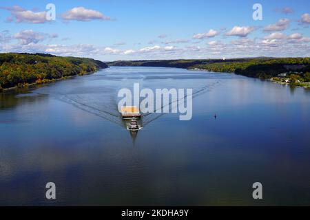 Tug boat pulling an empty barge on the Hudson River in NY Stock Photo