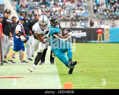 Jacksonville, Florida, USA. 06th Nov, 2022. November 6, 2022: Jacksonville  Jaguars running back Travis Etienne Jr. (1) runs the ball during a game  against the Las Vegas Raiders in Jacksonville, FL. Romeo