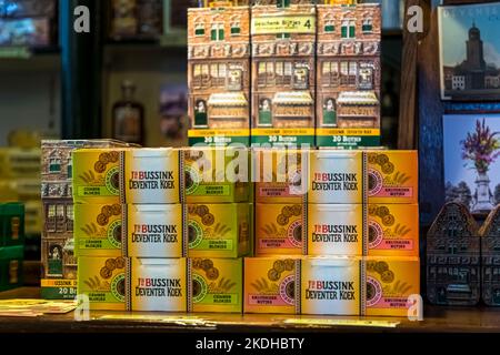 J.B. Bussink Deventer Koek spice cake, packaged as "Gember Blokjes" (ginger cubes) and "Kruidkoek Bitjes" (spice cake bites), is stacked on a shelf in the Deventer Koekwinkel in Deventer, one of nine historic Hanseatic towns on the IJssel river, province of Overijssel, Netherlands. Since the Middle Ages, the Deventer Koek has had a long, narrow shape and is traditionally served in thin slices spread with butter. Stock Photo