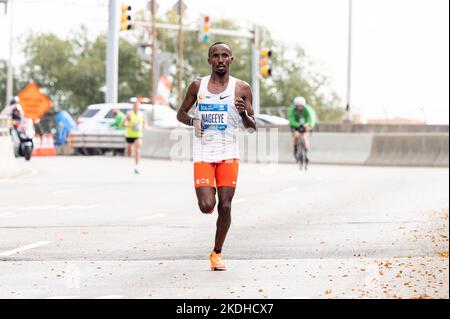 New York City, United States. 06th Nov, 2022. Abdi Nageeye (NED) entering Harlem from the Bronx via the Madison Avenue Bridge while running in the 2022 TCS New York City Marathon. (Photo by Michael Brochstein/Sipa USA) Credit: Sipa USA/Alamy Live News Stock Photo