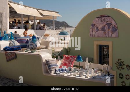 OIA, Santorini, Greece. 2022. Clifftop building selling souvenirs in the town centre of Oia on the North west coast. Stock Photo