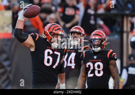 Photo: Bengals Cordell Volson celebrates Joe Mixons touchdon