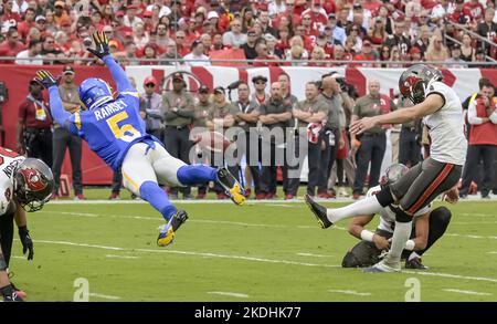 Bucs' Bradley Pinion, Ryan Succop say quick prayers before field goals