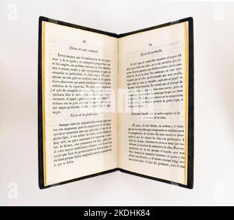 Vintage Spanish-language book open on pages on preparing printing inks for illustration Stock Photo
