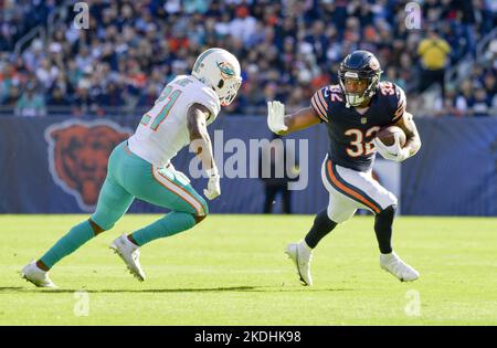 Chicago, United States. 06th Nov, 2022. Chicago Bears running back David Montgomery (32) holds off Miami Dolphins safety Eric Rowe (21) at Soldier Field in Chicago on Sunday, November 6, 2022. Photo by Mark Black/UPI Credit: UPI/Alamy Live News Stock Photo