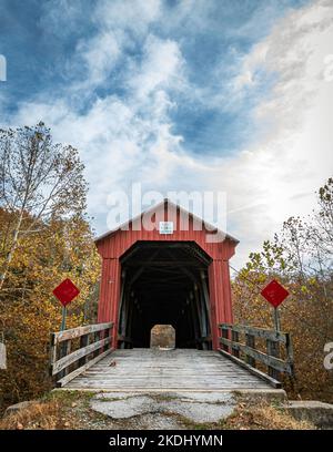 Marietta, Ohio, USA-Oct. 25, 2022: Portrait of Hune Covered Bridge, a Long truss, single span bridge built in 1879 over the Little Muskingum River and Stock Photo