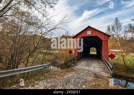 Marietta, Ohio, USA-Oct. 25, 2022: Historic Hune Covered Bridge built in 1879 in this location over the Little Muskingum River and restored in 1998. Stock Photo