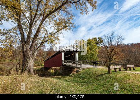 Marietta, Ohio, USA-Oct. 25, 2022: Beautiful restored Rinard Covered Bridge, originally built in 1876 and destroyed by flood in 2004. This bridge stil Stock Photo