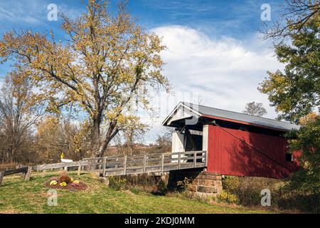 Marietta, Ohio, USA-Oct. 25, 2022: Historic Rinard Covered Bridge, built in 1876 but destroyed by flood in 2004. This restored bridge still retains it Stock Photo