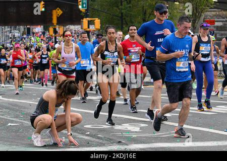 New York, USA. 6th Nov, 2022. A runner has to stop momentarily with exhaustion during the TCS New York City Marathon. Credit: Enrique Shore/Alamy Live News Stock Photo