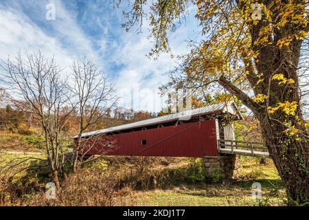 Marietta, Ohio, USA-Oct. 25, 2022: The Rinard Covered Bridge, originally built in 1876 but destroyed by a flood in 2004. This restored bridge still re Stock Photo