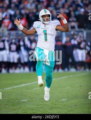 November 6, 2022: Chicago Bears quarterback #1 Justin Fields in action  during a game against the Miami Dolphins in Chicago, IL. Mike Wulf/CSM/Sipa  USA(Credit Image: © Mike Wulf/Cal Sport Media/Sipa USA Stock