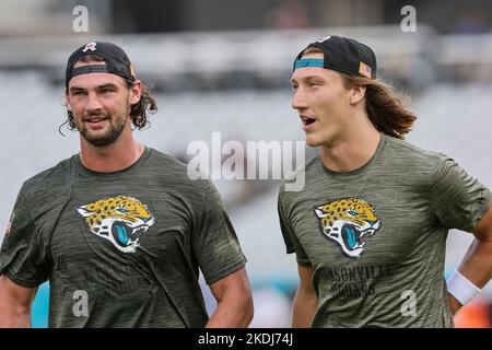 Jacksonville Jaguars tight end Dan Arnold (85) gets past Indianapolis Colts  outside linebacker Darius Leonard (53)