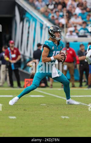 Saturday, November 6, 2022; Jacksonville, FL USA;  Jacksonville Jaguars quarterback Trevor Lawrence (16) drops back and looks for an open receiver dur Stock Photo