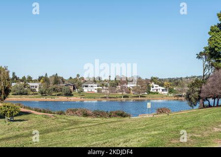 DURBANVILLE, SOUTH AFRICA - SEP 13, 2022: A landscape at Sonstraal dam in Durbanville in the Cape Town metroplitan area. Luxury homes are visible Stock Photo