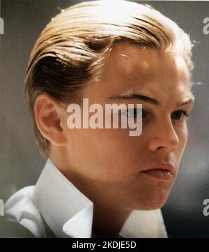 LEONARDO DICAPRIO in TITANIC (1997), directed by JAMES CAMERON. Credit: PARAMOUNT/20TH CENTURY FOX / Album Stock Photo
