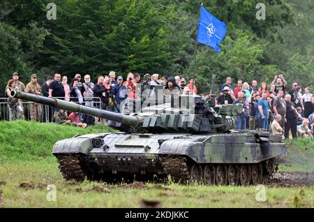 Lesany, Czech Republic. 27th Aug, 2022. The USA and the Netherlands will jointly pay for the renovation of 90 Czech T-72 tanks for the Ukrainian army, U.S. Department of Defense spokeswoman Sabrina Singh told journalists in Washington, USA, November 4, 2022.    File Photo    T-72 M4C Z tank of Czech army in action during Tank Day in The Military Technical Museum Lesany, Czech Republic, August 27, 2022. Credit: Katerina Sulova/CTK Photo/Alamy Live News Stock Photo