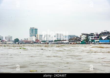 bangkok Tailandia 07-11-2022, Bangkok Capital de Tailandia, donde se mezcla la riqueza con la pobreza, la miseria con el luj - OL15281505 All 26 | Not Stock Photo