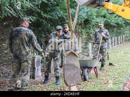 Bonn, Germany. 07th Nov, 2022. Soldiers of the Bundeswehr reinstalled a ...