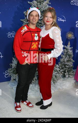 LOS ANGELES - NOV 6: Nathan Kress, London Elise Moore at The Santa